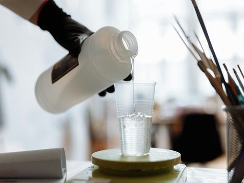 Aplikácia 2-imidazolidinónu vo výrobe plastu